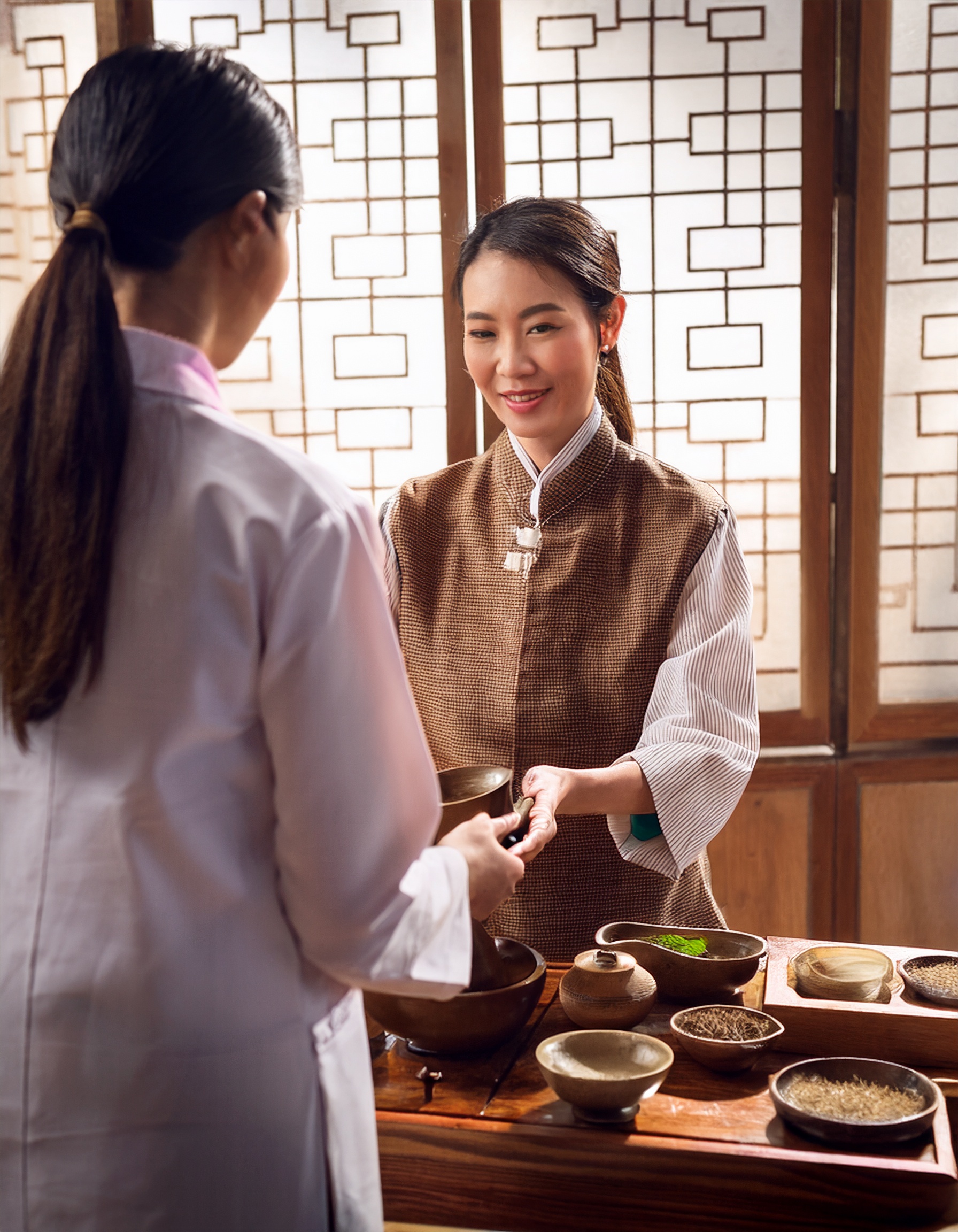 Học châm cứu để kết hợp với massage, bấm huyệt, và y học cổ truyền khác
